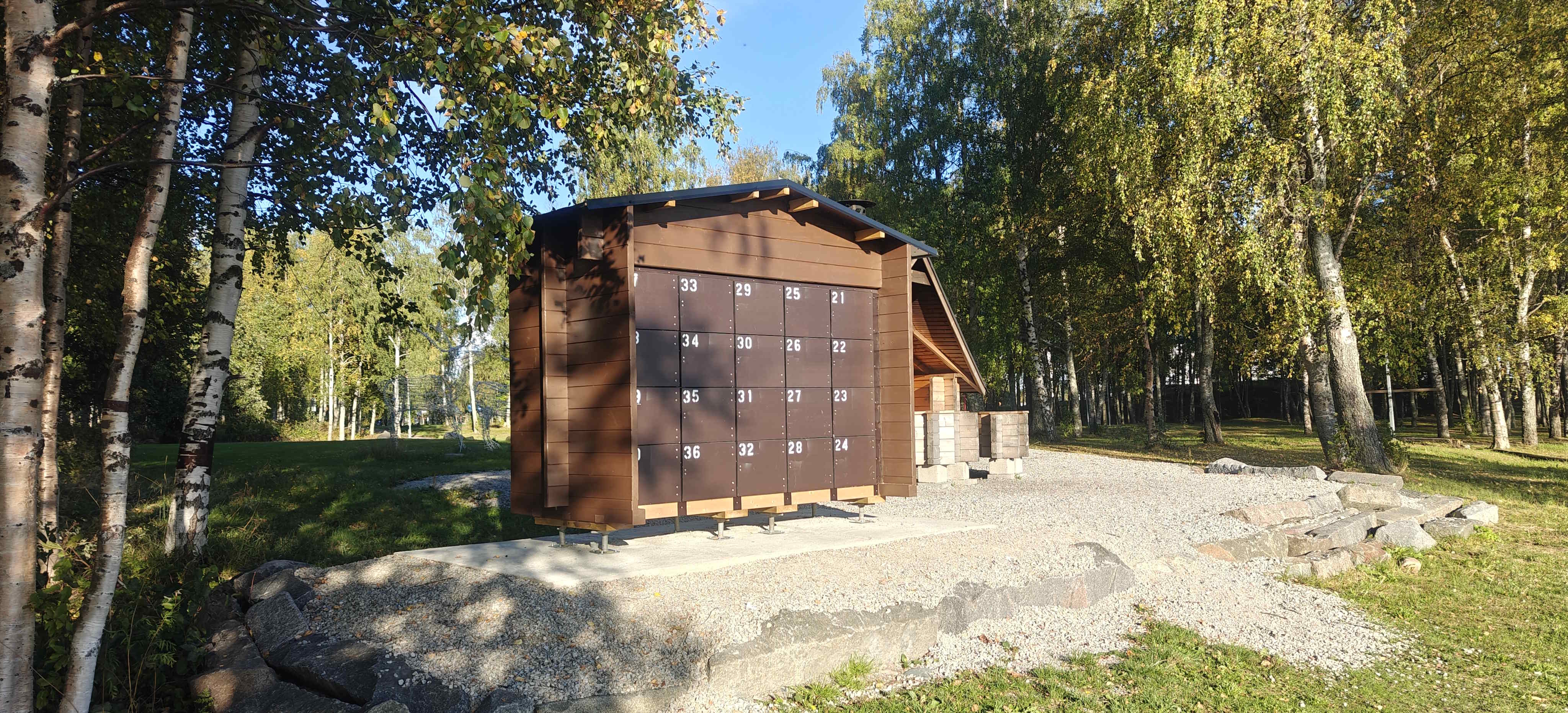 Aito Luondus-polttopuuautomaatti asennettuna virkistyskohteeseen
